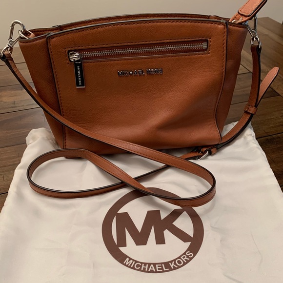 Michael Kors Handbags - EUC! Michael Kors Crossbody Bag